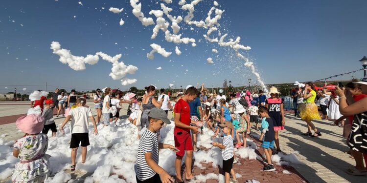 Sute de copii și părinți au participat la o discotecă cu spumă în Comrat