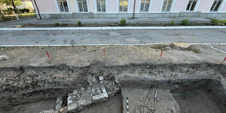 Primăria a descoperit 8 morminte medievale lângă Maternitatea Nr. 2 din Chișinău