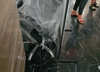 Părinți revoltați: bani pentru mobilier, dar nu pentru școli în sate