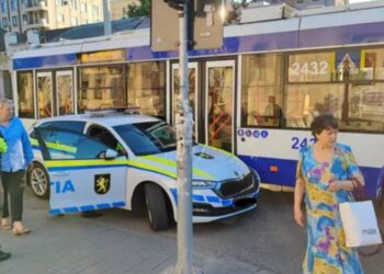 Машина полиции столкнулась с троллейбусом в центре Кишинёва