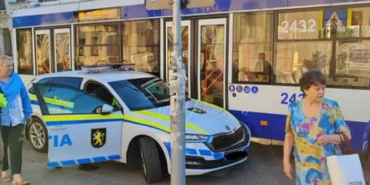 Машина полиции столкнулась с троллейбусом в центре Кишинёва
