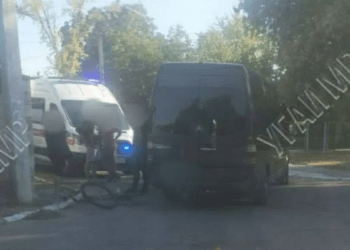 Жесткая авария в Бендерах. Велосипедист пострадал после столкновения с маршрутным микроавтобусом