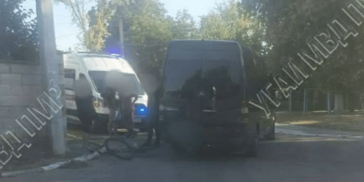 Жесткая авария в Бендерах. Велосипедист пострадал после столкновения с маршрутным микроавтобусом