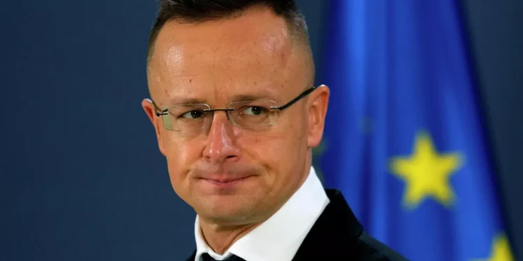 ЕС пытается подорвать встречу Путина и Трампа, заявил Сийярто