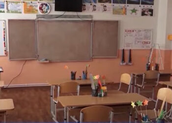 Жители села, где закрыли школу, возмущены покупкой дорогой мебели местной администрацией