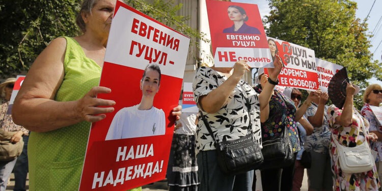 Протест у тюрьмы №13. Стронники Евгении Гуцул и Светланы Попан требуют их освобождения