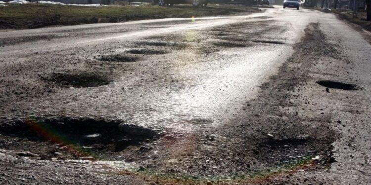 Воровство при мандате PAS: Сотрудники нескольких дорожных предприятий задержаны за хищения при ремонте