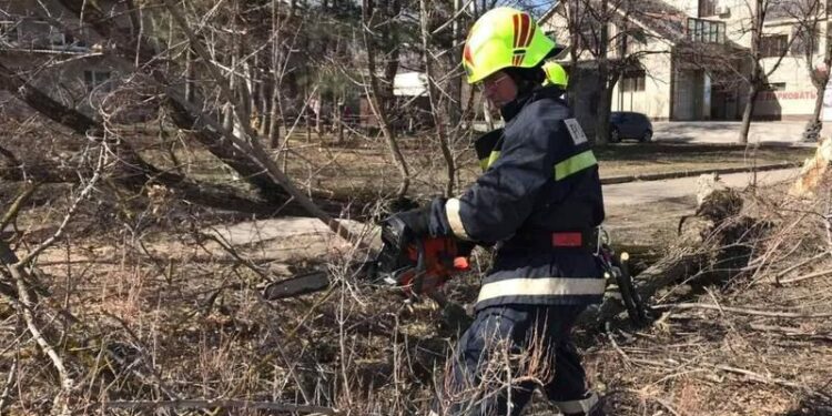 Последствия урагана: Едва не упавший балкон и дерево рухнувшее на газопровод