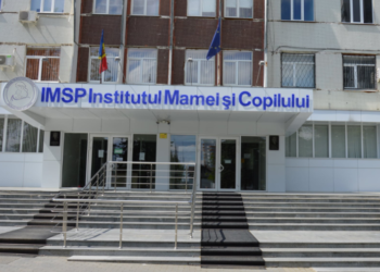 Три ребёнка доставлены в больницу после ДТП: водитель выехал на встречную полосу и врезался в другую машину