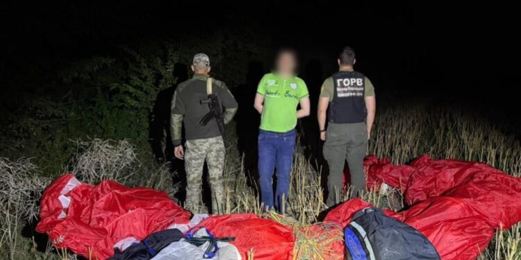 Пограничники задержали мужчину, пытавшегося пересечь молдавскую границу на параплане