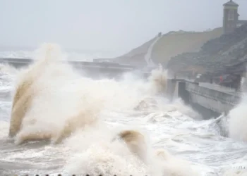 На Великобританию надвигается мощный шторм: отменено движение поездов, что известно