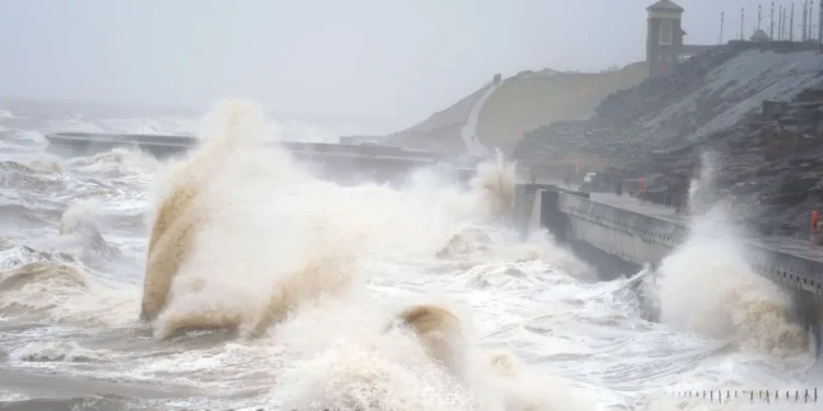 На Великобританию надвигается мощный шторм: отменено движение поездов, что известно