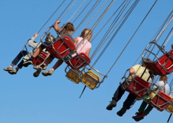 Карусель рухнула на фестивале в Костешть: Семь детей пострадали