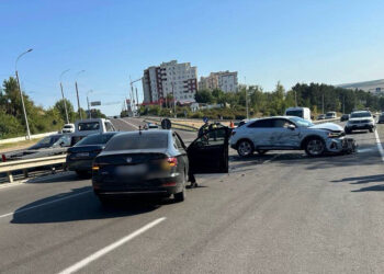 Авария на въезде в Яловены: столкнулись три автомобиля, двое пострадавших