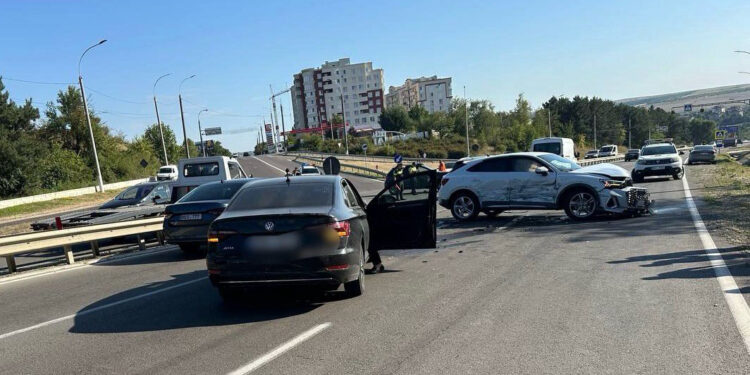 Авария на въезде в Яловены: столкнулись три автомобиля, двое пострадавших