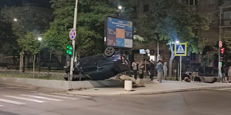 В Кишинев 18-летння девушка попала в аварию в результате которой перевернулось авто