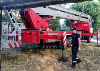 На высоте четвёртого этажа: в Рыбнице спасли мальчика, застрявшего на орехе