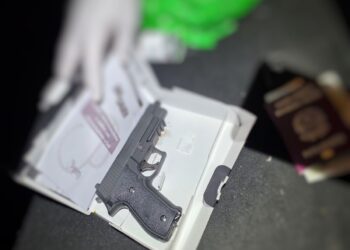 Pistol și proiectile descoperite la Leușeni în mașina unui tânăr spre Italia