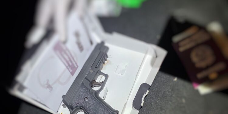 Pistol și proiectile descoperite la Leușeni în mașina unui tânăr spre Italia