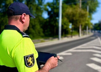 Polițiștii în uniformă nu mai sunt obligați să arate legitimația – doar identificare verbală