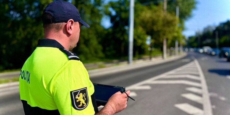 Polițiștii în uniformă nu mai sunt obligați să arate legitimația – doar identificare verbală