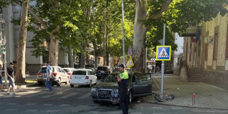 Audi grav avariat într-un accident în centrul Chișinăului