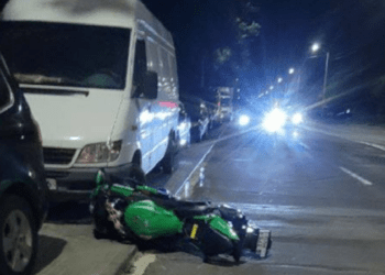 Accident pe bulevardul Cuza Vodă: doi tineri răniți după ce o Honda a lovit o motocicletă