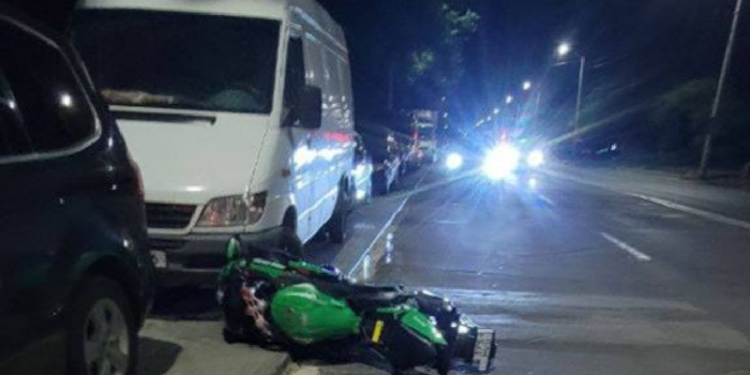 Accident pe bulevardul Cuza Vodă: doi tineri răniți după ce o Honda a lovit o motocicletă