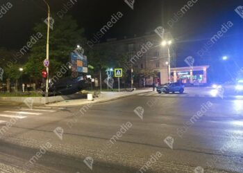 Accident pe bulevardul Grigore Vieru: un Opel s-a răsturnat peste gardul aleii