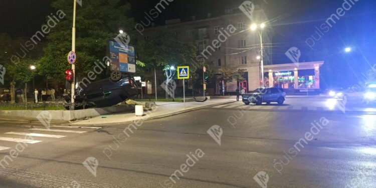 Accident pe bulevardul Grigore Vieru: un Opel s-a răsturnat peste gardul aleii