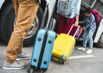 O fetiță de 2 ani a fost găsită într-o valiză în compartimentul de bagaje al unui autobuz din Noua Zeelandă