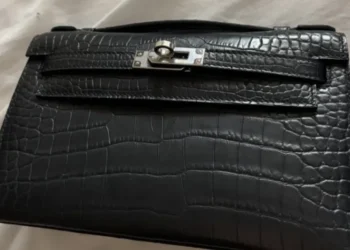 Taximetristul londonez a returnat o geantă de 100.000 de euro și a fost răsplătit