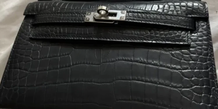 Taximetristul londonez a returnat o geantă de 100.000 de euro și a fost răsplătit