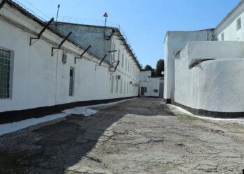 Este împotriva poporului! Cum va avea loc blocarea semnalului mobil în închisori și ce părere au despre asta locuitorii din Chișinău |VIDEO