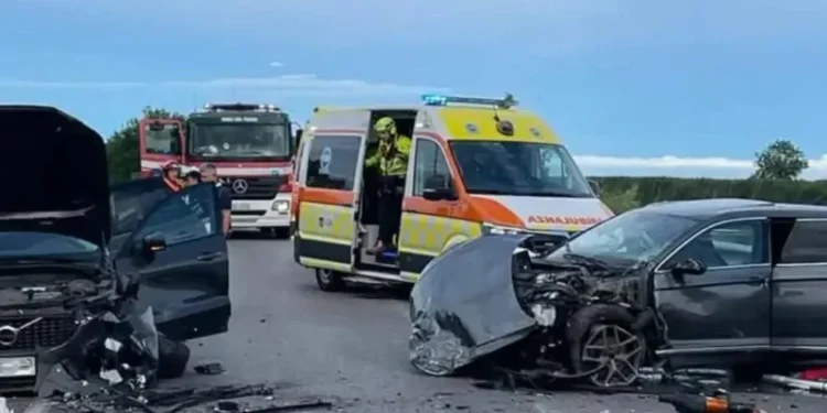 Moldoveancă însărcinată și fetița ei de 2 ani, grav rănite într-un accident cu patru mașini în Italia