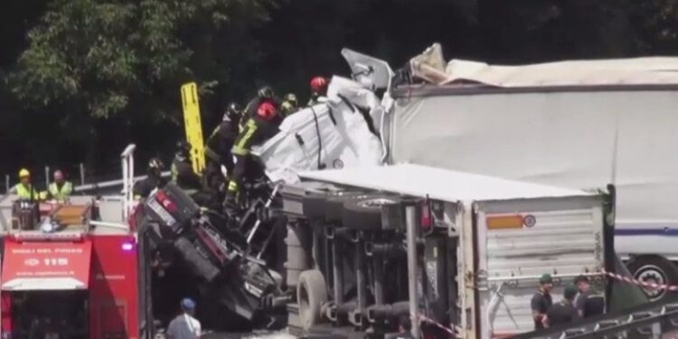 Tragedie lângă Florența: Trei morți după ce un TIR a lovit o ambulanță