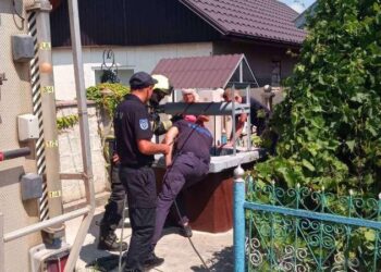 Salvare spectaculoasă: Bărbat scos dintr-o fântână adâncă de pompieri