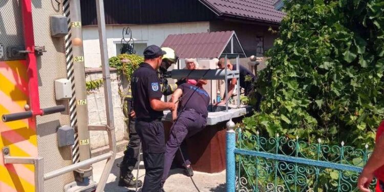 Salvare spectaculoasă: Bărbat scos dintr-o fântână adâncă de pompieri