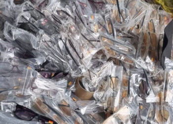 999 de perechi de ochelari, reținute în două autoturisme la frontiera moldo-română