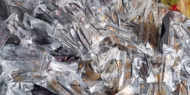 999 de perechi de ochelari, reținute în două autoturisme la frontiera moldo-română