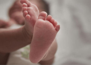 O moldoveancă, reținută la Riga după ce și-a abandonat nou-născutul pe stradă