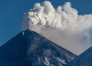 Вулкан Ключевской выбросил 9-километровый столб пепла