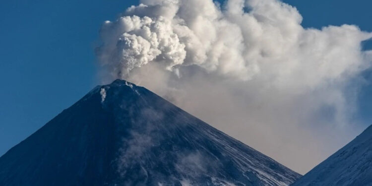 Вулкан Ключевской выбросил 9-километровый столб пепла