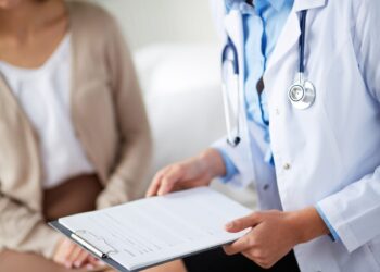 România, sufocată de cerințele UE: Medicii amenință cu proteste, iar trenurile stau pe loc