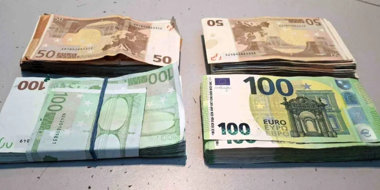 Femeie prinsă cu 30.000 de euro nedeclarați la Aeroportul Chișinău