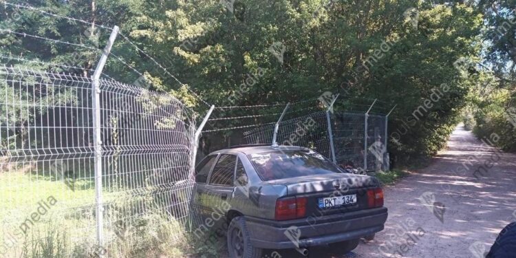 Vitezoman fără permis a intrat cu mașina în gardul Poliției de Frontieră la Fălești