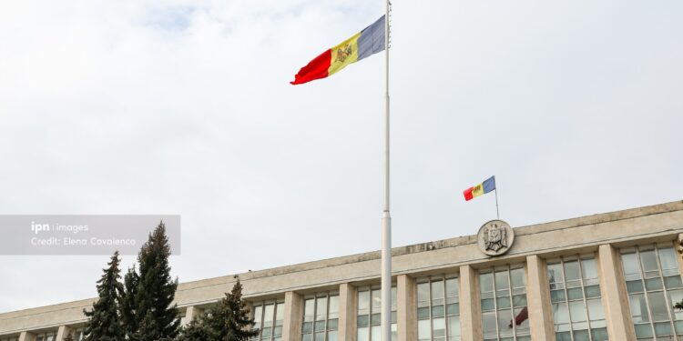 Guvernul extinde categoriile de salariați care vor primi sporuri salariale cu caracter specific