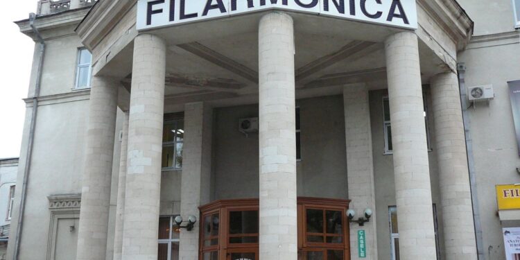 Filarmonica, în ruine: Copaci și cărămizi care cad, în timp ce milioane se cheltuiesc în vânt