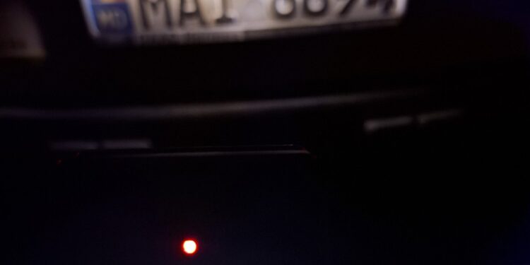 Пьяный водитель из Кэушан столкнулся с полицейской машиной во время теста Drager