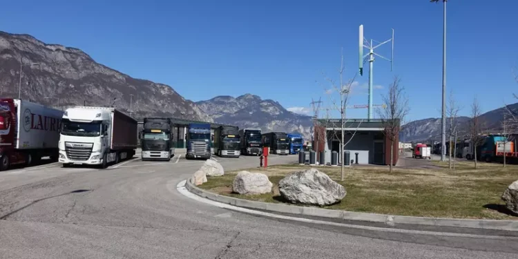 Tatăl și-a uitat fetițele în parcare și și-a dat seama după 100 de kilometri, când l-a sunat poliția, în Italia